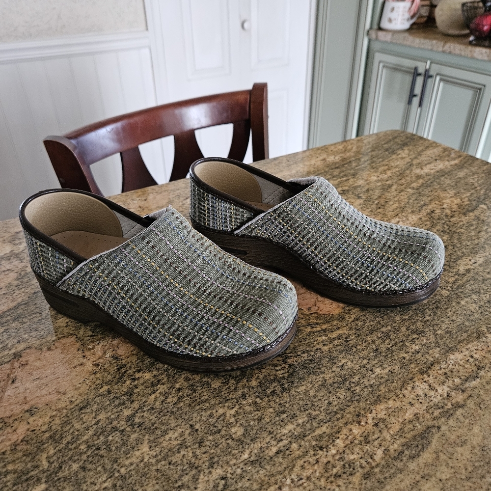 Textured Dansko Green Slip-On Clogs Sz 38 - 8.5